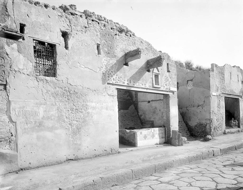 I.11.1 Pompeii.  Caupona.  West side looking across marble counter.