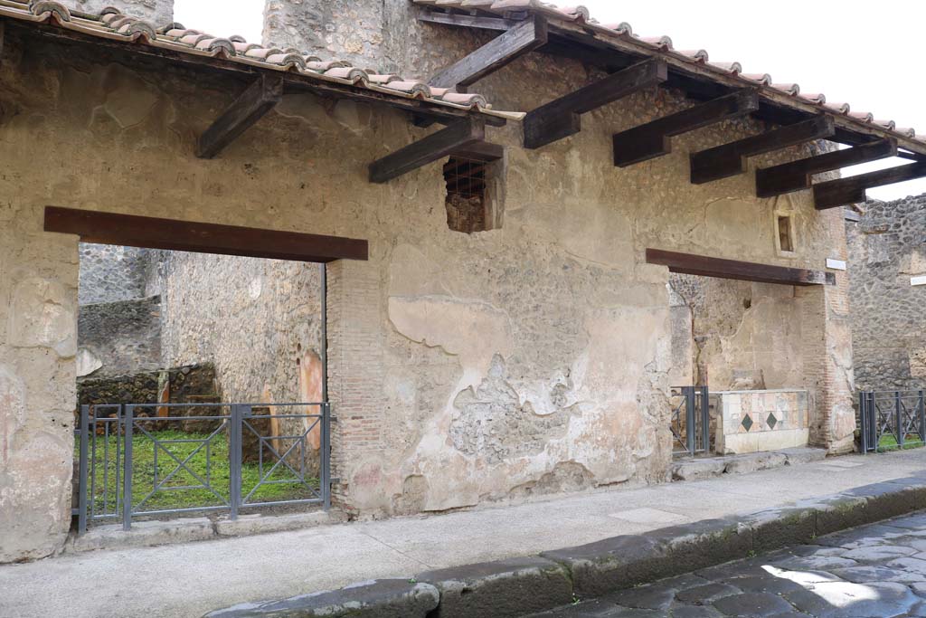 I.11.2 Pompeii. Shop.  East wall.  