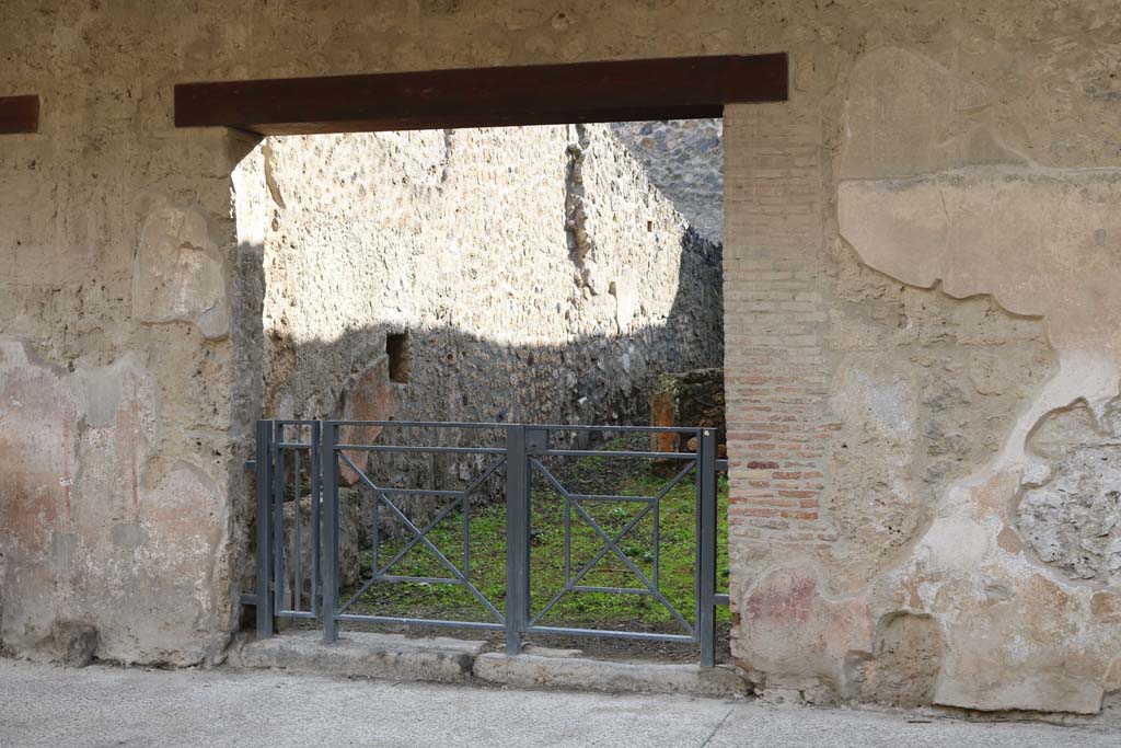 I.11.2 Pompeii. Shop.  West wall.  