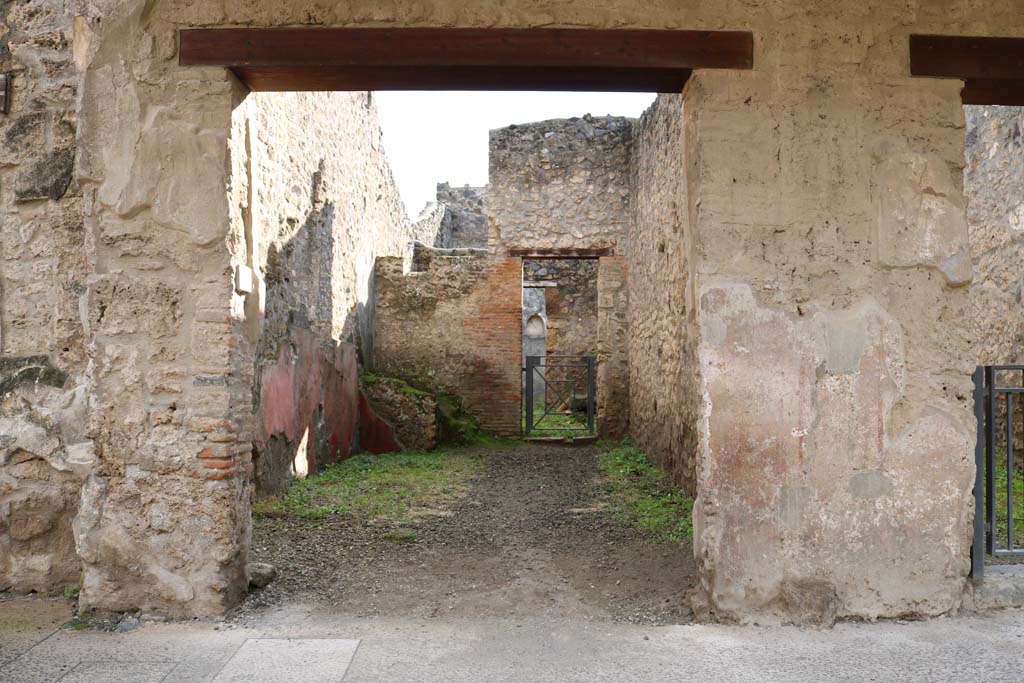 I.11.3 Pompeii. December 2018. 
Looking towards entrance doorway on south side of Via dell�Abbondanza. Photo courtesy of Aude Durand.
