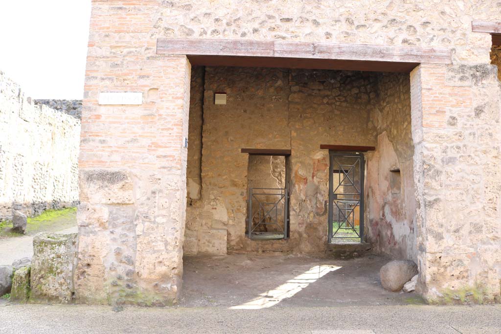 I.11.7 Pompeii. September 2005. Street altar on north-east corner of insula. According to Della Corte, because of the poor state of the sacred painting when it was found, he could not know to which divinity it was dedicated. See Della Corte, M., 1965.  Case ed Abitanti di Pompei. Napoli: Fausto Fiorentino. (p. 343-4).
