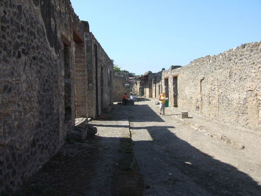 I.11.10 Entrance to vineyard/ large horticultural plot.  
 Linked to I.11.11 Thermopolium of the Phoenix


I.16                      Via di Castricio looking west                      I.11.11/I.11.10