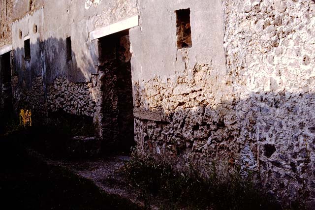 I.11.12 Pompeii. September 2005. Looking east across atrium to garden.