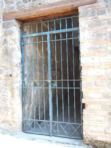 I.11.16 Pompeii. September 2005. North wall of entrance fauces.