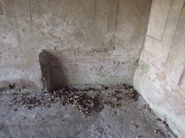 I.12.2 and I.12.1 Pompeii. March 2009. Room 7. Triclinium. North wall, west side. Painted decoration.