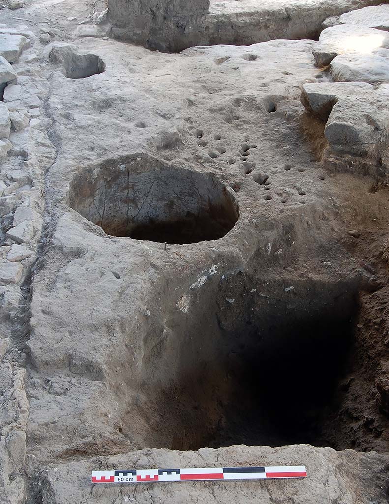 Fig. 2 � Pomp�i Pistrina. Citerne en fonction dans la casa a schiera initiale et fosse creus�e au nord de celle-ci, vues du nord.
Clich� S. Zanella / EFR. Utilisation soumise � CC-BY-NC-SA 4.0
