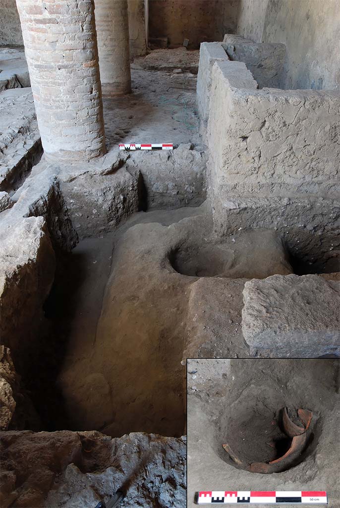 Fig. 4 � Pomp�i Pistrina. Boulangerie I 12, 1-2. Fosse creus�e dans un niveau de grey ash, utilis�e pour l�insertion d�un p�trin lors de l�installation de la boulangerie ; vue du sud.
En encadr�, la m�me fosse en cours de fouille avec des fragments d�amphore utilis�s comme calage ; vue de l�est.
Clich� C. Hartz / EFR. Utilisation soumise � CC-BY-NC-SA 4.0
