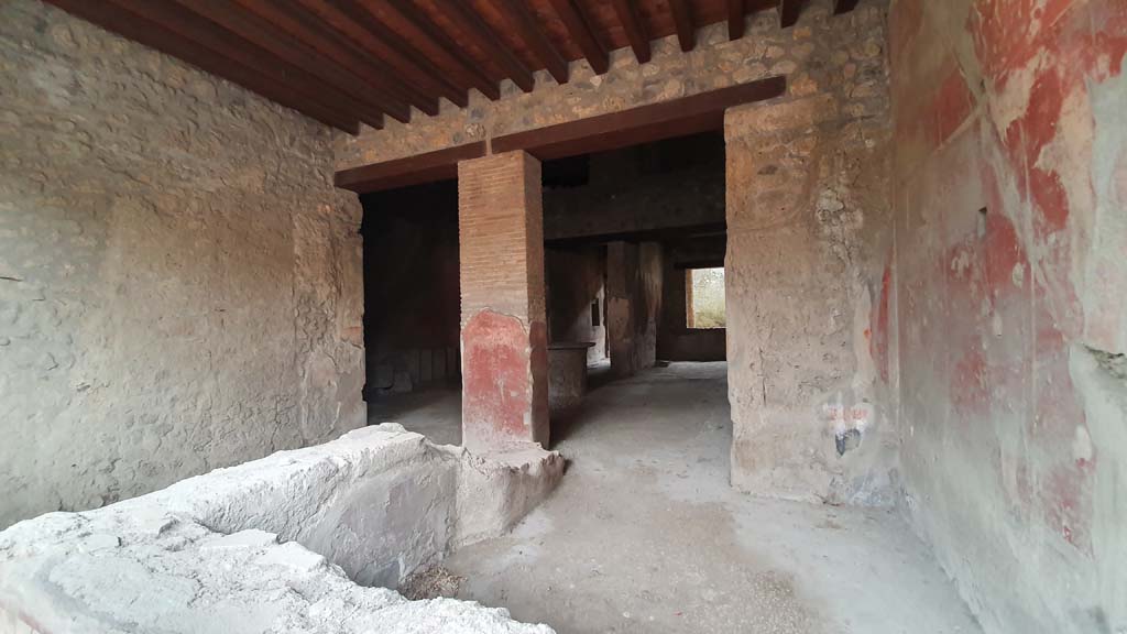 I.12.3 Pompeii. July 2021. Looking south-east across counter in bar-room.
Foto Annette Haug, ERC Grant 681269 DÉCOR
