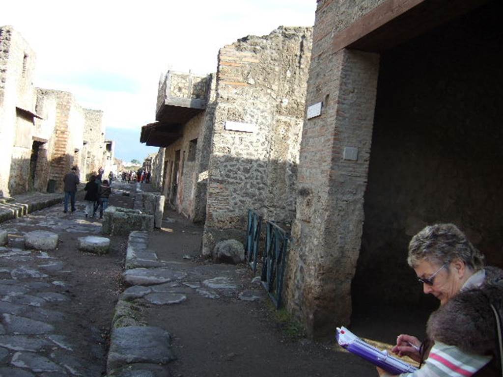 Via dell’ Abbondanza showing overhanging balcony at I.12.3