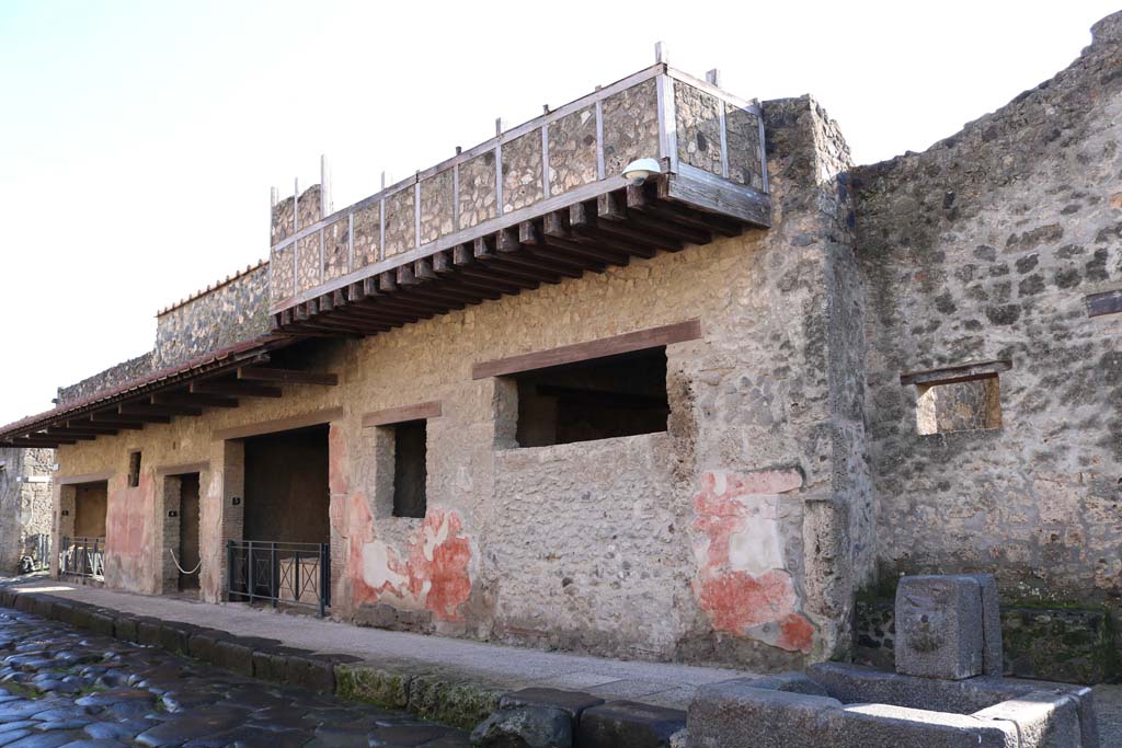 I.12.3 Pompeii. December 2018. 
Looking east along south side of Via dell’Abbondanza, between I.12.5 on left, and I.12.3, in centre. Photo courtesy of Aude Durand.
