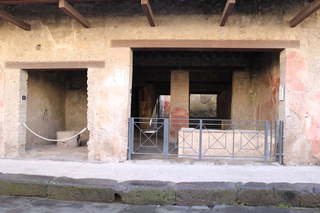 I.12.4 Pompeii. December 2004. East wall of workshop.