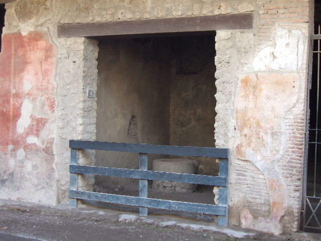 I.12.4 Pompeii. December 2006. Round masonry structure, according to Eschebach – an oven. See Eschebach, L., 1993. Gebäudeverzeichnis und Stadtplan der antiken Stadt Pompeji. Köln: Böhlau. (p.63)