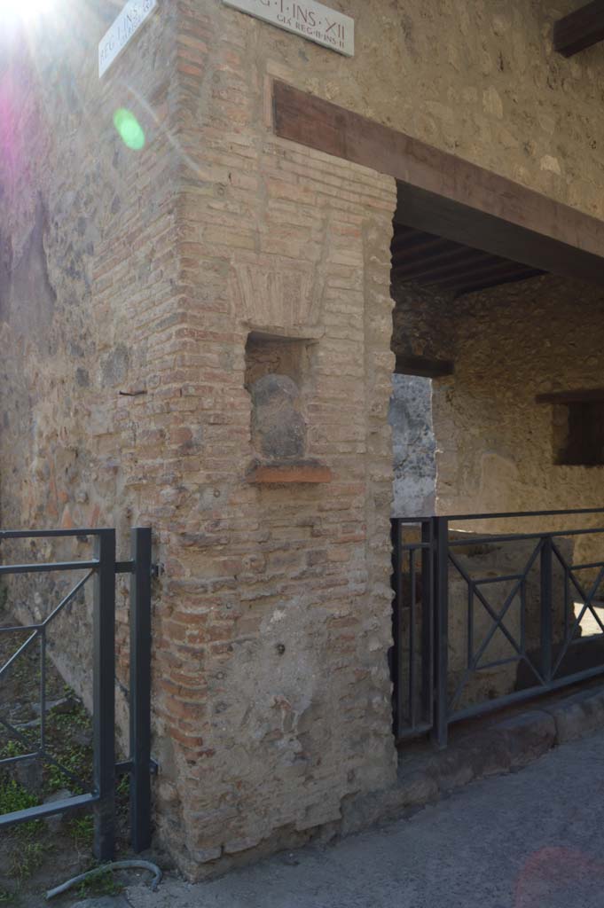 I.12.5 Pompeii. October 2017. Pilaster with niche on east side of entrance doorway.
Foto Taylor Lauritsen, ERC Grant 681269 DÉCOR.
