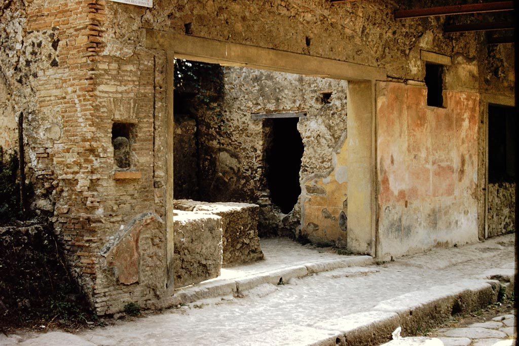 I.12.5 Pompeii. 1959. Entrance doorway, looking south-west. Photo by Stanley A. Jashemski.
Source: The Wilhelmina and Stanley A. Jashemski archive in the University of Maryland Library, Special Collections (See collection page) and made available under the Creative Commons Attribution-Non-Commercial License v.4. See Licence and use details.
J59f0515
