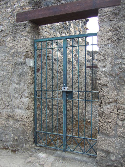 I.12.7 Pompeii.  December 2005. Entrance on Vicolo dei Fuggiaschi.