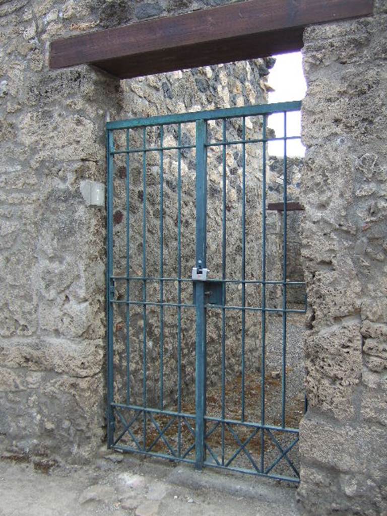I.12.7 Pompeii. March 2009. Exterior wall with niche and small window on north side of entrance.