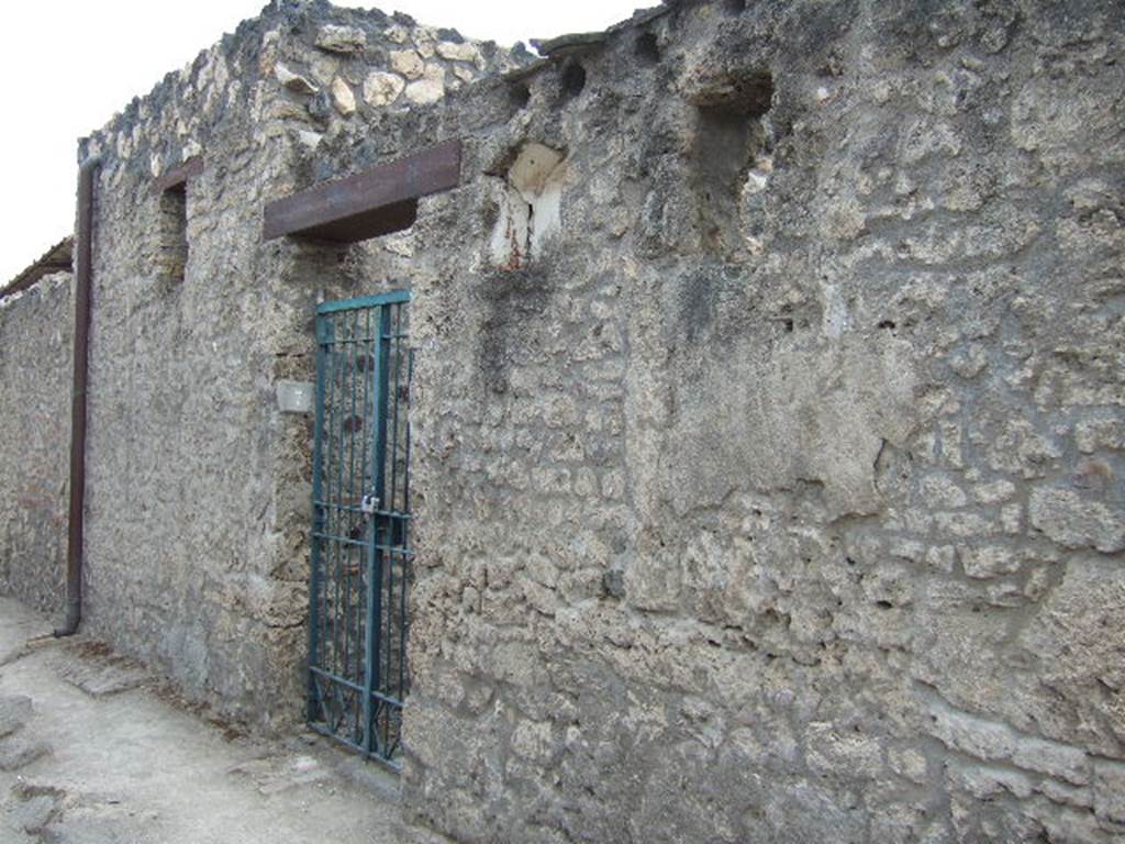 I.12.7 Pompeii.  December 2005. Niche on outside wall