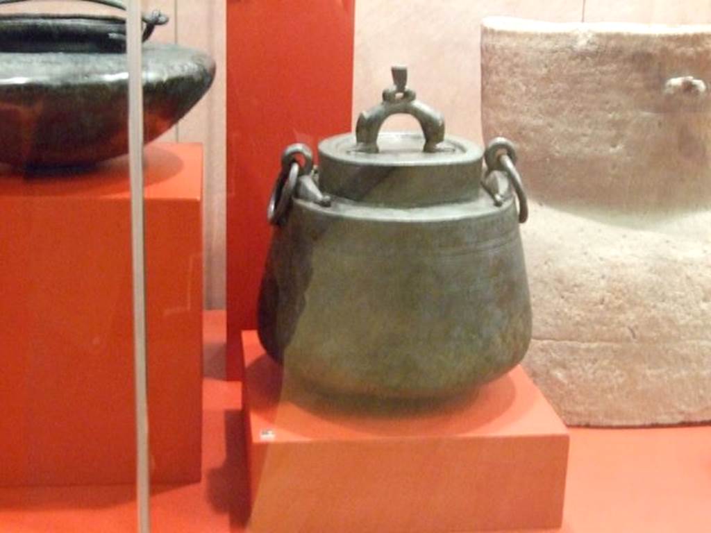 I.12.7 Pompeii.  Bronze cauldron with lid.  SAP 18670. Photographed at �A Day in Pompeii� exhibition at Melbourne Museum.  September 2009.