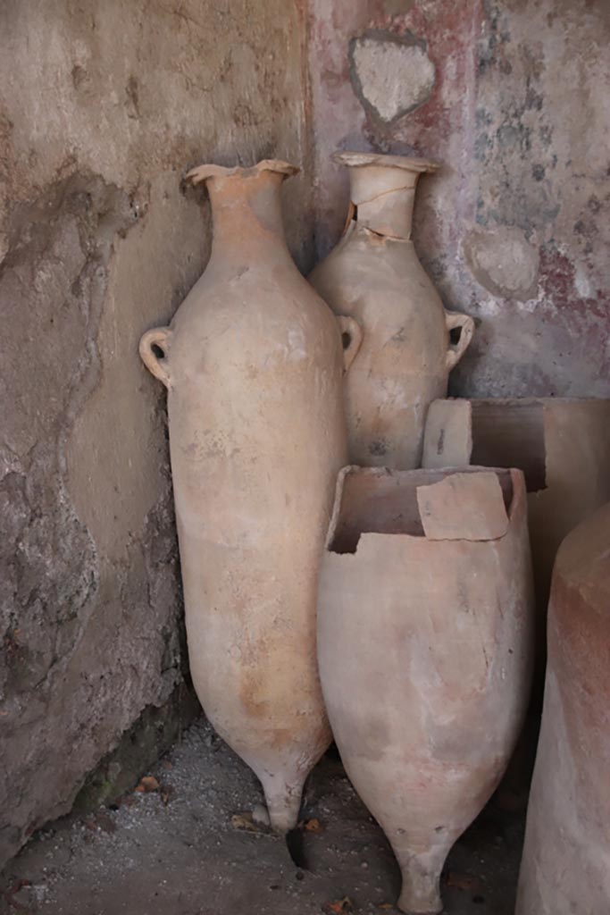 I.12.8 Pompeii. October 2022.
Terracotta amphorae in north-west corner of peristyle 9. Photo courtesy of Klaus Heese.