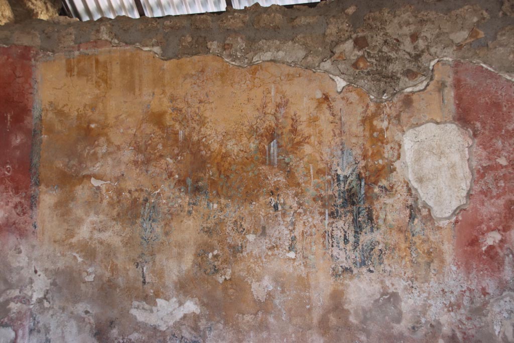 I.12.8 Pompeii. October 2022.
Peristyle 9, west side of north wall with detail of remaining garden painting. Photo courtesy of Klaus Heese.