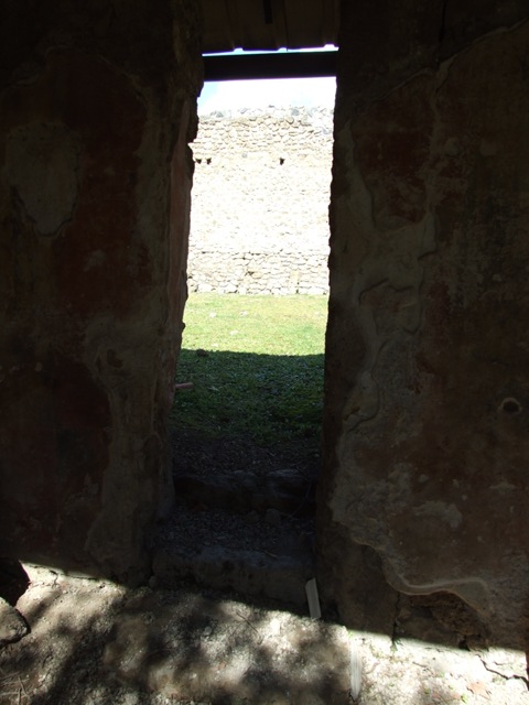 I.12.8 Pompeii.  March 2009.  Room 9.  Dolium.  Looking south across garden area. 