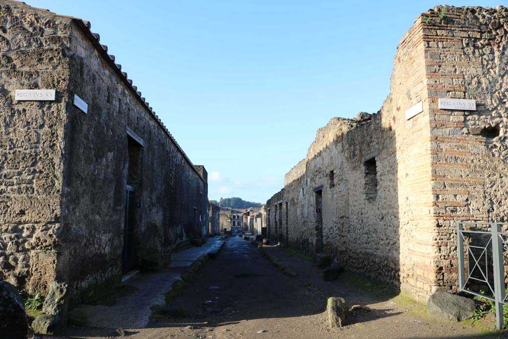 I.15 Pompeii. September 2004. Via di Castricio looking west I.12.8