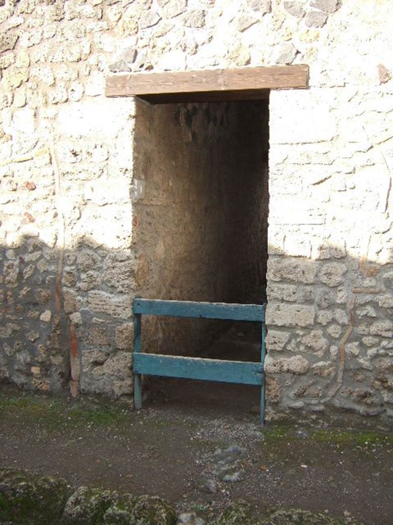 I.12.9 Pompeii. House. September 2004. Fauces looking north.