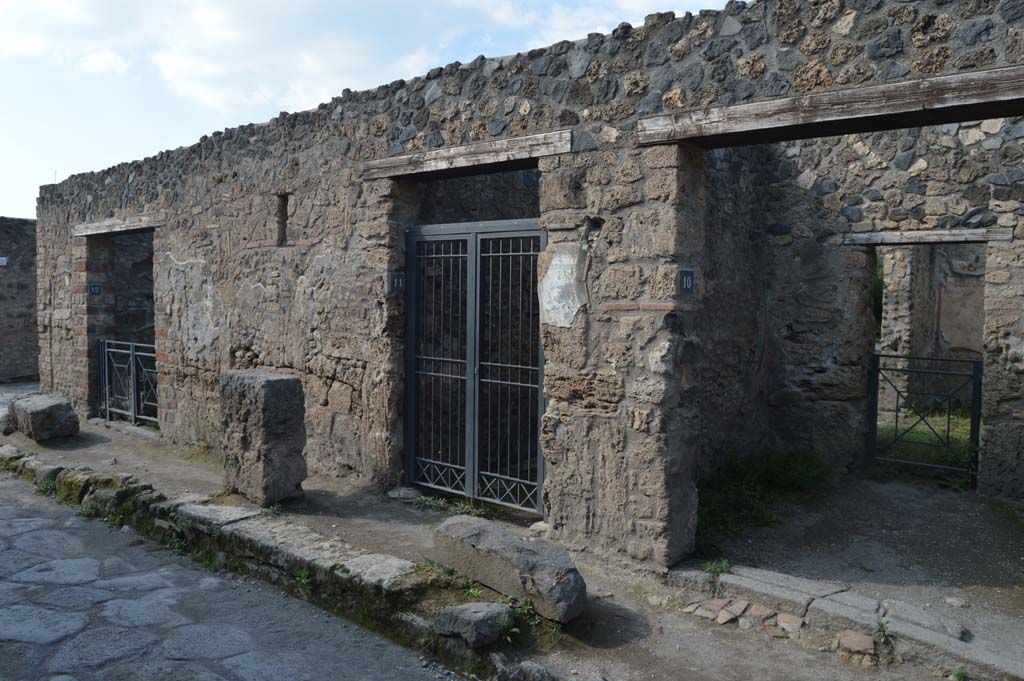 I.12.11 Pompeii, in centre. October 2018.
Looking west along north side of Via di Castricio, from I.12.10, on right, I.12.11, in centre, and I.12.12, on left.
Foto Taylor Lauritsen, ERC Grant 681269 D�COR.
