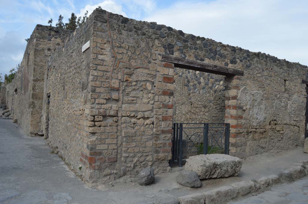 I.12.12 Pompeii. October 2017. Looking north to corner junction of Vicolo della Nave Europa, on left, and Via di Castricio, on right.
Foto Taylor Lauritsen, ERC Grant 681269 D�COR.
