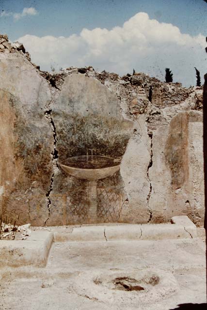 I.12.16 Pompeii. March 2009. Room 4. East wall with garden painting, behind the small L-shaped planting bed, with raised edging.