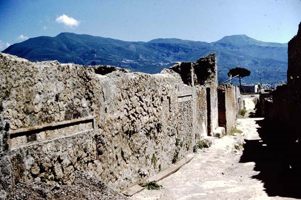 I.12.16 Pompeii.  March 2009. Vicolo delle Nave Europa, looking north, outside south side of entrance.