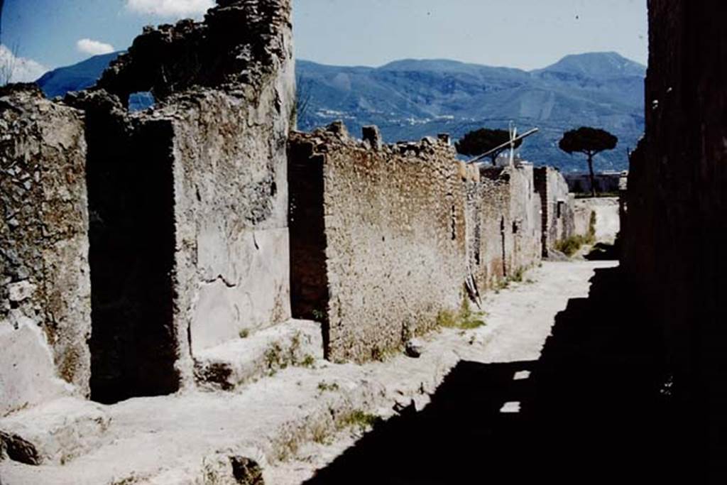 I.12.16 Pompeii. December 2004. North wall of fauces with remains of painted plaster.