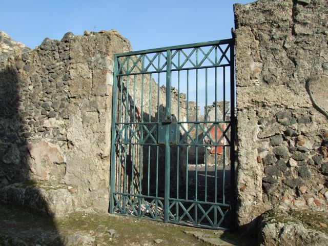 I.12.16 Pompeii.  December 2004.   Looking east across atrium.
