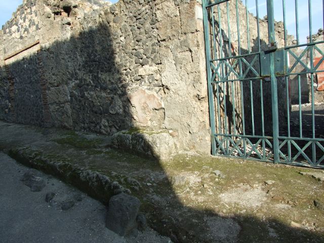I.12.16 Pompeii.  December 2007.  Garden painting visible from the entrance.   Wall painting of a garden fountain in a bowl or labrum with trellis underneath.