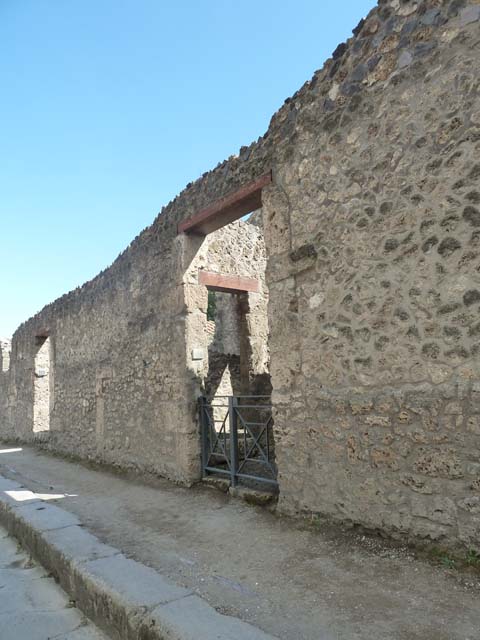 I.13.2 Pompeii. May 2010. Small room on east side of entrance corridor.