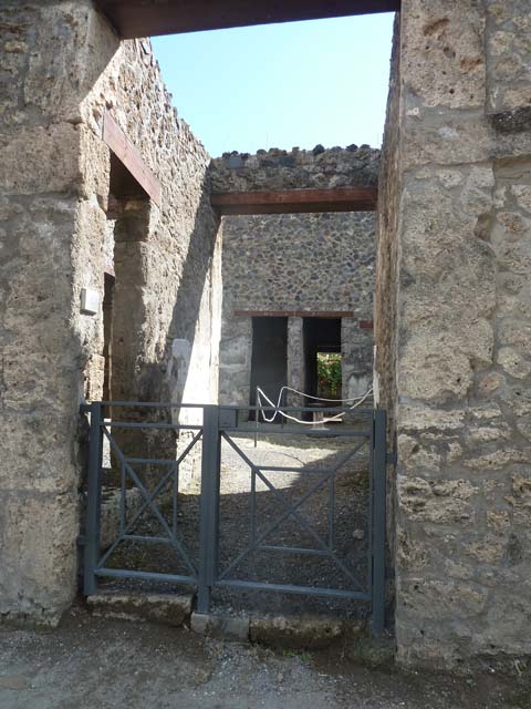I.13.2 Pompeii.  December 2004. Looking south across atrium.