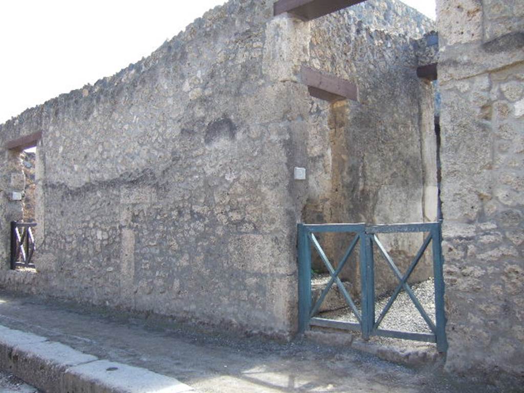 I.13.3 Pompeii, on left. Entrance and street wall between I.13.3 and I.13.2. December 2007.
According to Della Corte, an electoral recommendation from Crescens (of I.13.1) was found to the left of the doorway �
Cn(aeum) Helvium Sabin(um) 
aed(ilem) Crescens rog(at)        [CIL IV 7462]
See Epigraphik-Datenbank Clauss/Slaby (www.manfredclauss.de).



