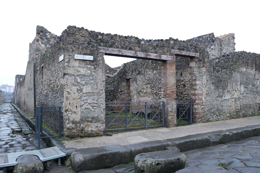 I.13.4 Pompeii, on right, with I.13.5, on left. December 2018, 
Entrance doorways on south side of Via dell�Abbondanza, at junction with Via di Nocera. Photo courtesy of Aude Durand.
