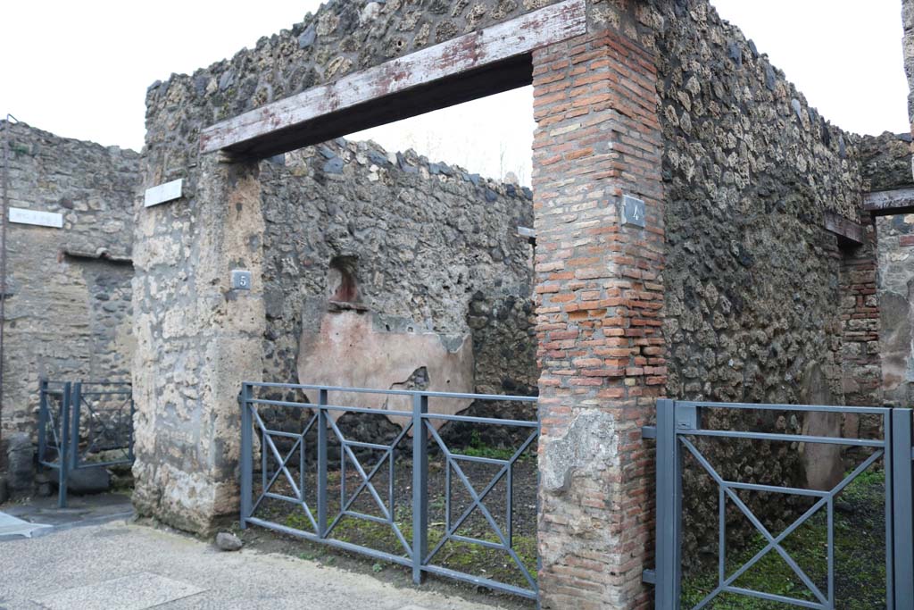 I.13.5 Pompeii, on left, with I.13.4, on right. December 2018.
Looking south-east to entrance doorways. Photo courtesy of Aude Durand.
