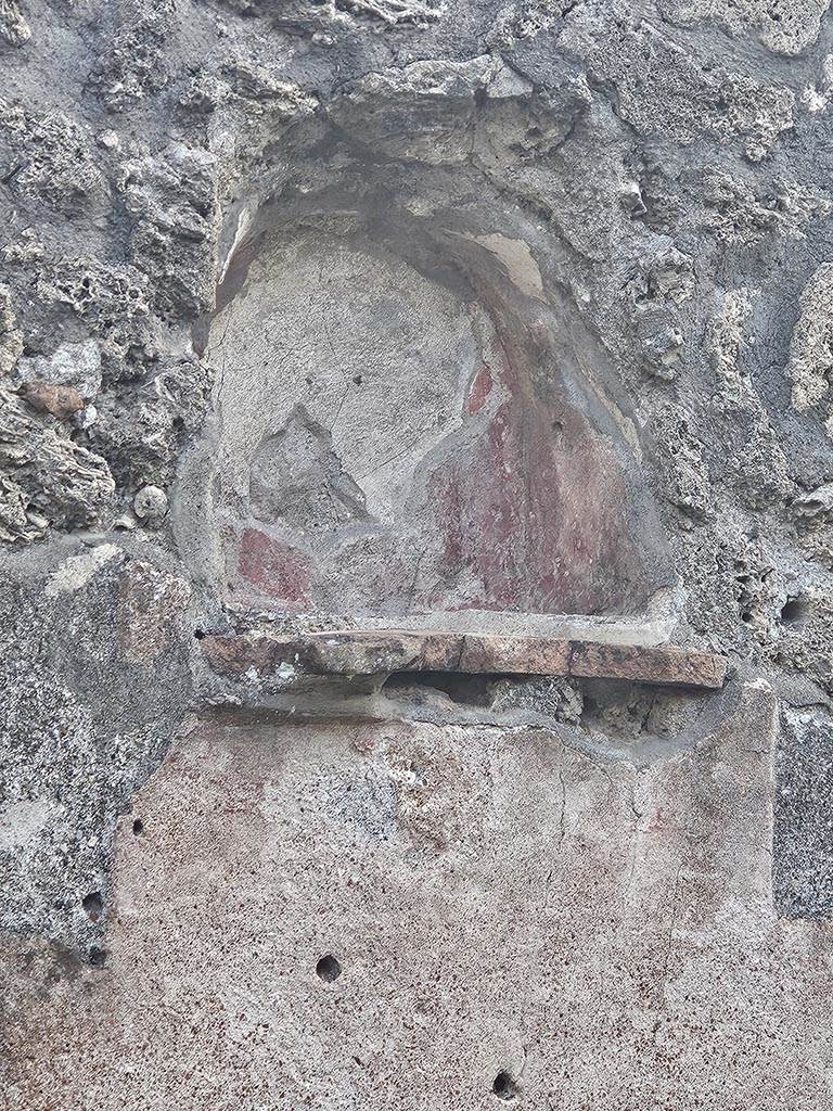 I.13.5 Pompeii. November 2024.
Detail of niche in east wall of shop-room. Photo courtesy of Annette Haug.