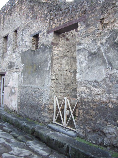 I.13.8 Pompeii. September 2004. Looking west across atrium, from ntrance.
