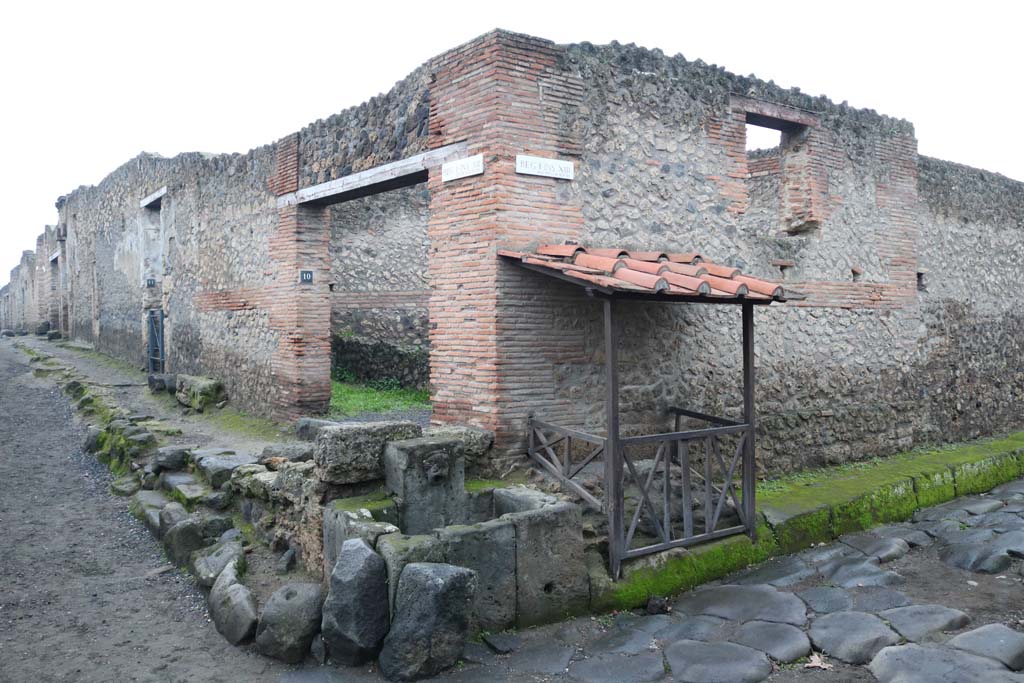 I.14 Pompeii. September 2004. Via di Castricio looking west. I.13.10