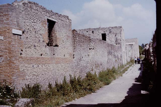I.13.10 Pompeii. December 2005. Steps from road by I.13.10