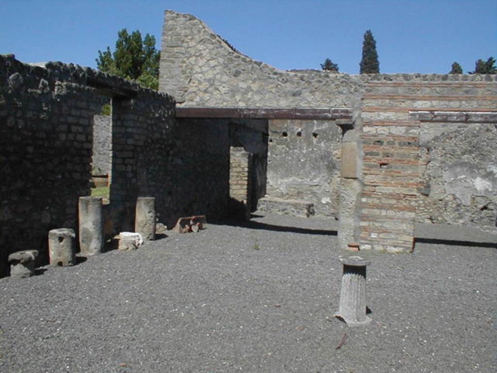 I.13.14 Pompeii. May 2005. South wall, with doorway to atrium, and window to west ala in I.13.12.