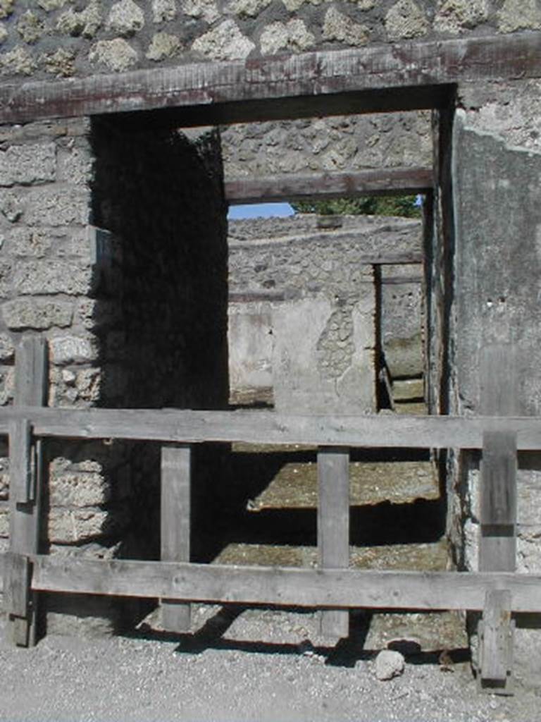 I.13.15 Pompeii.  December 2007.   Looking east from entrance.