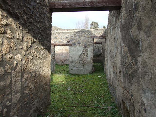 I.13.15 Pompeii. March 2009.  Room on north side of entrance. Structure against north wall.