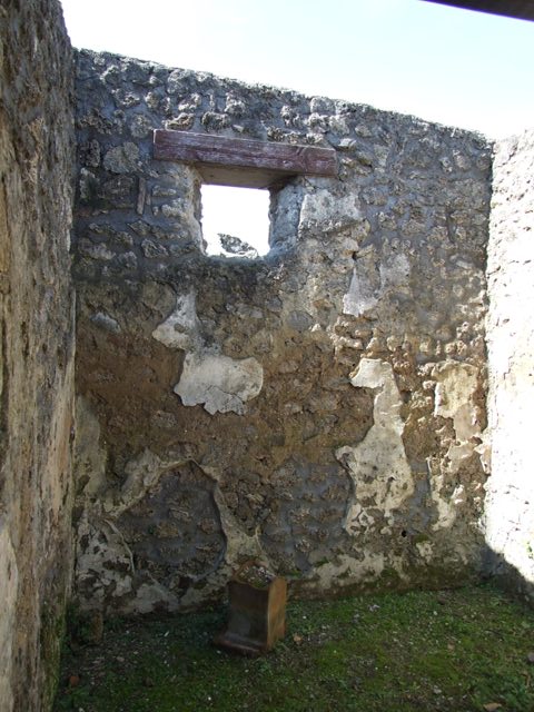 I.13.15 Pompeii. March 2009.  North west corner of central courtyard, with curved remains against north wall.