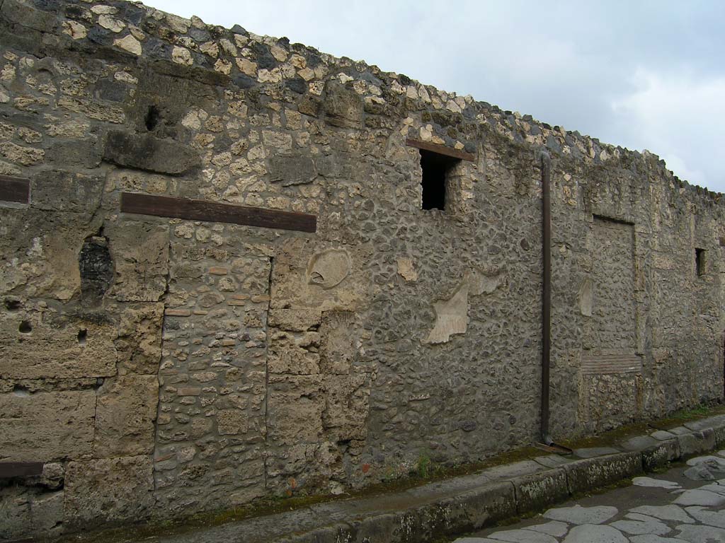 I.14.2/3 Pompeii. July 2008. Looking towards front fa�ade on north side of entrance doorway of I.14.2, on left.
The front fa�ade of I.14.3, on south side of its entrance doorway, is on the right.
Photo courtesy of Guilhem Chapelin. 


