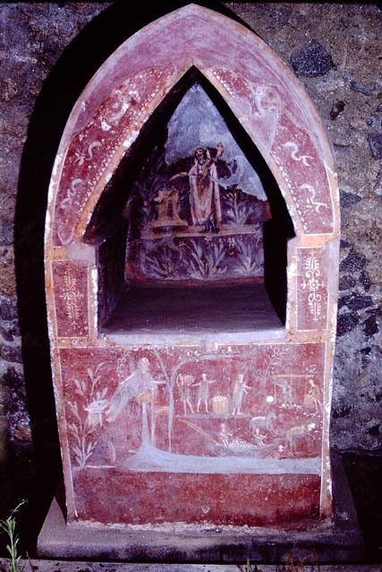 I.14.7 Pompeii.  March 2009.  Painted decoration on the east side of the upper Lararium niche.