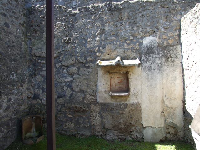 I.14.7 Pompeii. March 2009. Cubiculum on west side of entrance fauces. South west corner.